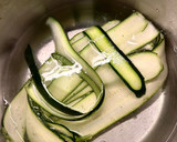 Foto del paso 2 de la receta: Rollitos de calabacín 🥒 y queso cottage 🧀 en airfryer