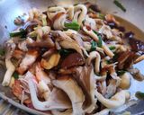 รูปขั้นตอนการทำที่ 4 ของ ผัดเห็ดสี่สหาย