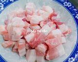 Hình bước làm 2 của món Thịt ba chỉ kho củ nghệ và lá nghệ