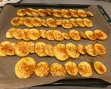 Foto del paso 7 de la receta: Steaks de ternera con salsa de yogur, mostaza y miel y patatas al horno con pimentón y ajo