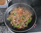 Foto del paso 7 de la receta: Wok de verduras, tallarines y pavo