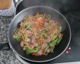 Foto del paso 7 de la receta: Wok de verduras, tallarines y pavo