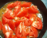 Foto del paso 1 de la receta: Huevos fritos con tomate y patatas fritas 😋