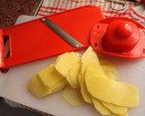 Foto del paso 13 de la receta: Calamares rellenos de setas, jamón y espárragos trigueros, en salsa de verduras, con chips de patata