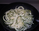 Foto del paso 4 de la receta: Espaguetis de calabacín con verduras y langostinos