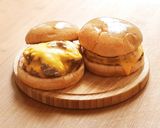 Foto langkah ke 6 dari resep Double Cheese Burger Pedas / 매콤 더블 치즈버거 (Tren Korea).