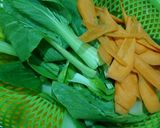 Hình bước làm 2 của món Mì trứng xào thịt gà