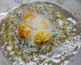 A picture of step 5 of Cheesy balls.