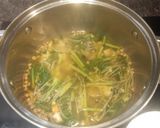Hình bước làm 3 của món Mỳ tôm nấu thịt gà