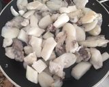 Foto del paso 1 de la receta: Arroz negro con sepia y gambas