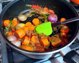Foto del paso 7 de la receta: Pollo estofado al curry japonés casero con cebollitas dulces