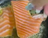 Hình bước làm 3 của món Cơm Trộn Cá Hồi Rong Biển 🍣