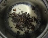 Foto langkah ke 2 dari resep Roasted Strawberry Milk Tea.