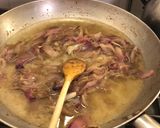 Foto del passaggio 3 della ricetta Spaghetti mantecati con cipolla di Tropea acciughe e prezzemolo