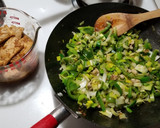 A picture of step 6 of Stirfry leeks and pork.