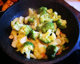 Foto del paso 2 de la receta: Merlucita con hortalizas - plato único 🥦 🥔🐠