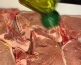 Foto del paso 1 de la receta: Chuletas de cerdo al Oporto con albahaca