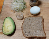 Foto del paso 1 de la receta: Avocado toast con huevo duro