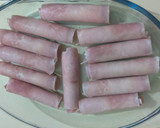 Foto del paso 2 de la receta: Rollitos de york, queso y surimi gratinados