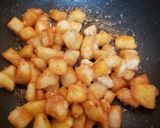 Foto del paso 3 de la receta: Papas salteadas con ajo y limón..