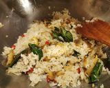 รูปขั้นตอนการทำที่ 5 ของ ข้าวผัดปลาสลิด ใบโหระพา (ไม่ใส่ไข่)