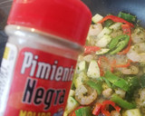 Foto del paso 3 de la receta: Verduritas al ajillo con Gambas y Gulas
