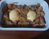 Foto langkah ke 5 dari resep Nasi tim ayam jamur.