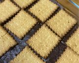 Φωτογραφία βήματος 3 της συνταγής Εύκολο γλυκό με μπισκότα πτι-μπερ!