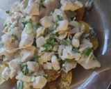 Foto del paso 5 de la receta: Pollo al verdeo con papas al horno