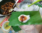 A picture of step 4 of Bánh Bột Lọc Wrapped in Banana Leaves.