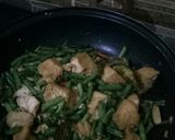Foto langkah ke 4 dari resep Tumis kacang panjang tahu saos tiram.