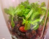 A picture of step 2 of Mulberry mint cooler.