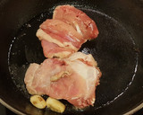 Foto del paso 2 de la receta: Lomos de conejo a la mandarina y salsa al pesto con guarnición