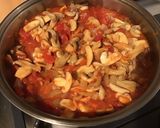 Une image de l'étape 8 de Moules aux tomates, champignons et persil.