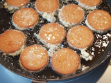 Galletas fritas con mermelada