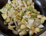 Foto del paso 1 de la receta: Salteado de col con calabacitas