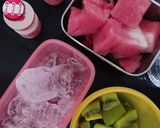 Foto langkah ke 1 dari resep Kiwi Watermelon Breeze.