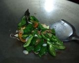 Foto langkah ke 3 dari resep Ikan Asin Cabe Gendot.