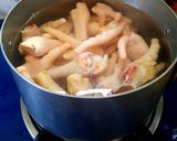 Hình bước làm 2 của món Canh chân gà hạt sen táo đỏ