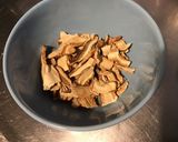 Une image de l'étape 1 de Soupe asiatique épicée au bouillon de crevettes, tomate noire, shiitakes et coriandre.