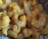 A picture of step 1 of Fried pepper prawns.