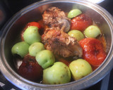 Foto del paso 5 de la receta: Pollo asado con manzanas, tomates y pimientos