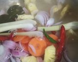 Gambar langkah 2 resipi Tom Yam Putih Jernih Seafood & Nanas.