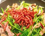 A picture of step 6 of Broccolini noodles with beef and chorizo.