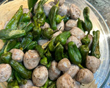 Foto del paso 3 de la receta: Pimientos de Padrón con longaniza en Airfryer Cosori
