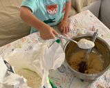 Foto del paso 2 de la receta: Galletas de pepitas de chocolate de Pepa Pig - 4° Cumplemes Carmen (hechas por Mateo)
