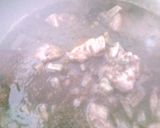 Foto del paso 3 de la receta: Carne de puerco en pasilla con nopales
