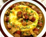 Pas rețetă Mămăligă cu carne și cârnaț în sos 2 fotografie