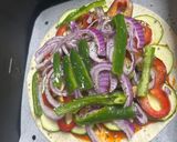 Foto del paso 2 de la receta: Pizza de calabacín, pimientos y cebolla de tortilla de trigo en freidora de aire