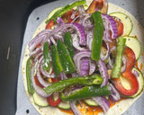 Foto del paso 2 de la receta: Pizza de calabacín, pimientos y cebolla de tortilla de trigo en freidora de aire